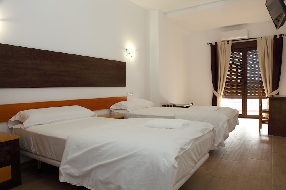 ROOM, DOUBLE OR TWIN BED