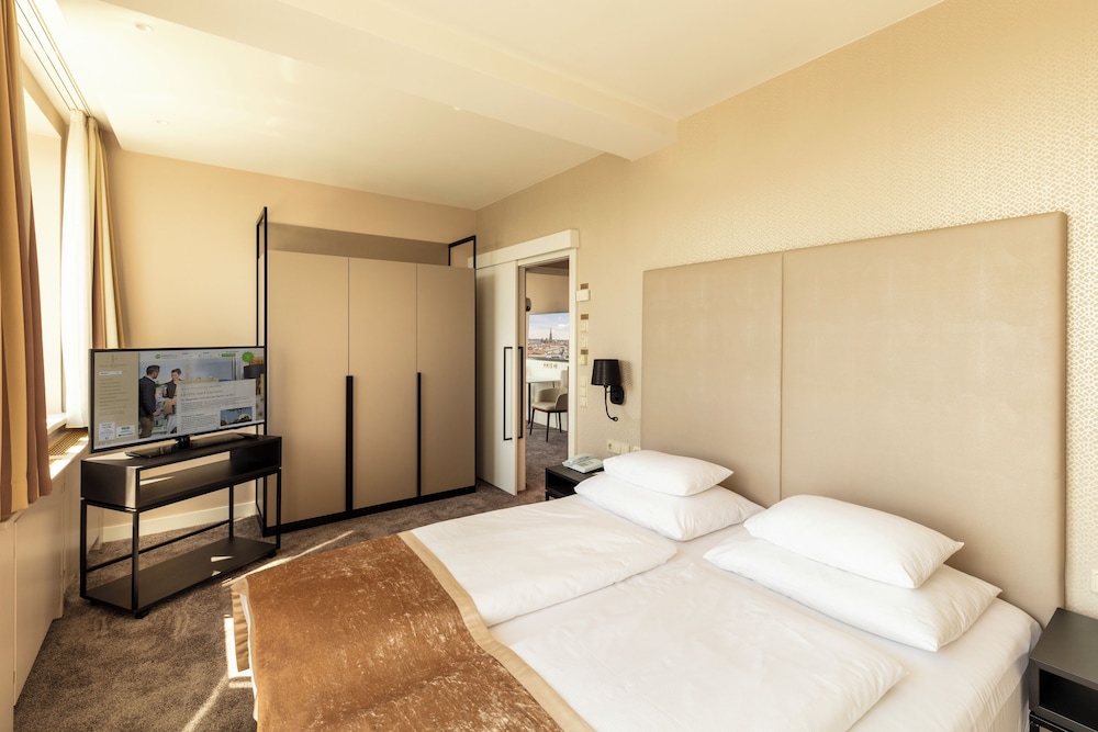 SUITE, CATHEDRAL VIEW