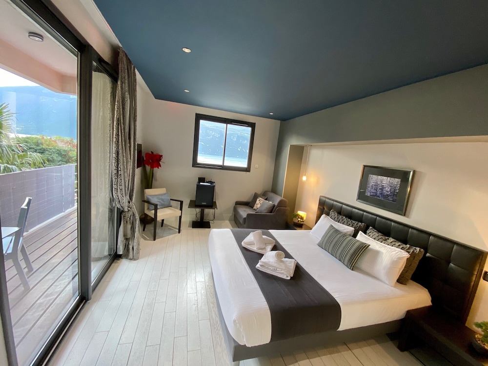 Les Suites Du Lac 1/50