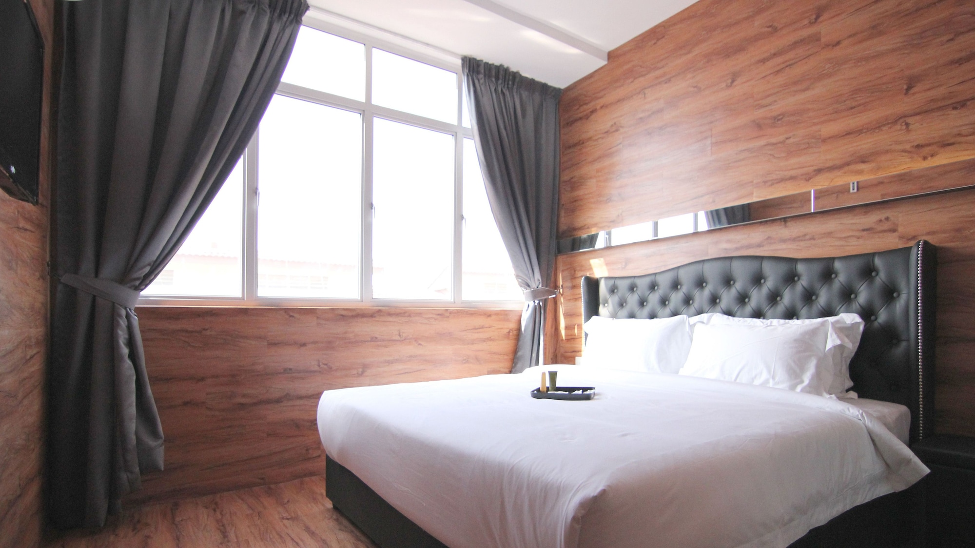 EXECUTIVE, KING BED