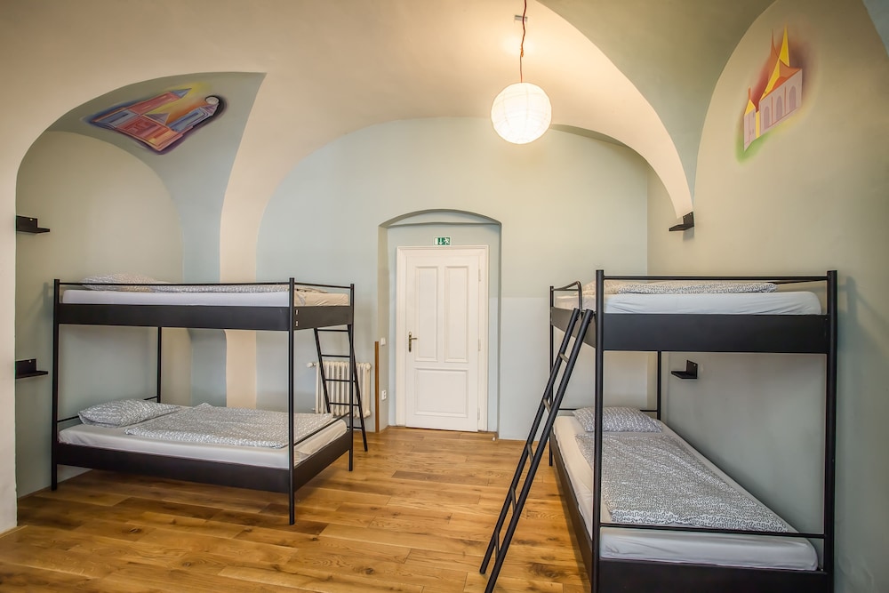 Ahoy Hostel 25/40