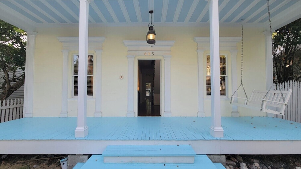 The Paradise Inn Adults Only 37/75