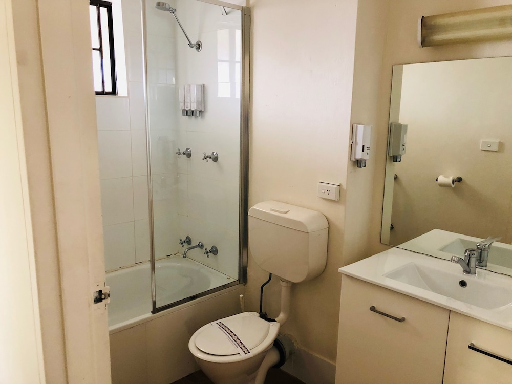 Campbelltown Colonial Motor Inn 66/68