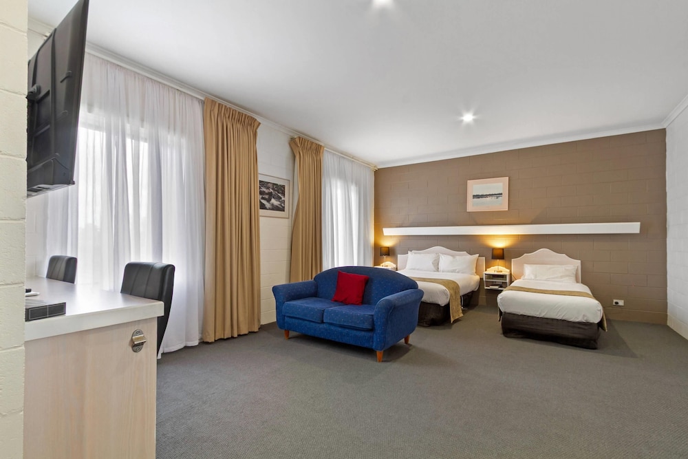 Suite, 1 Queen and 1 Single Bed
