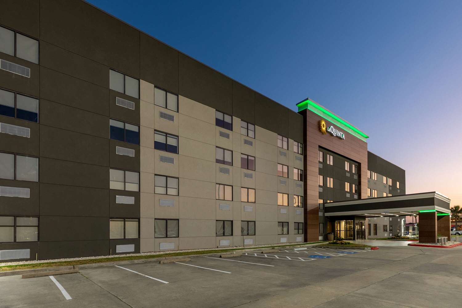 La Quinta Inn & Suites by Wyndham Houston NW Brookhollow 13/15