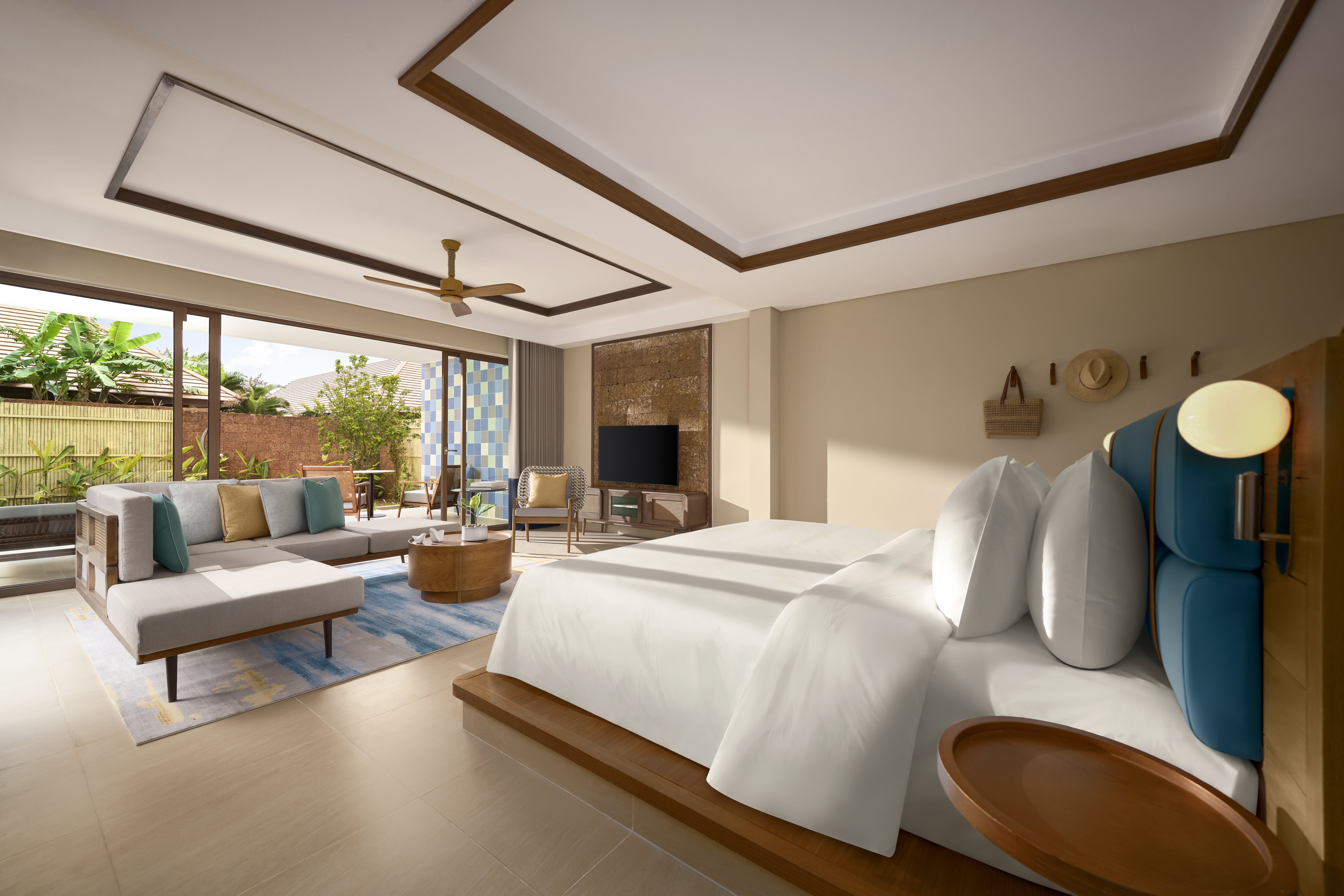 Suite, King Bed, Outdoor Pool, Accessible