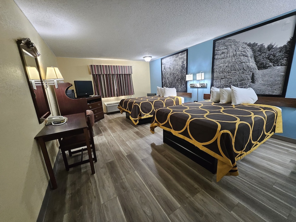 Super 8 By Wyndham Clinton 21/40