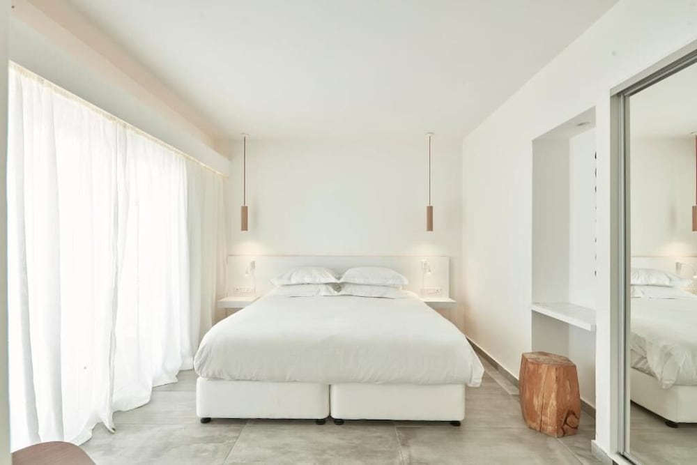2 BEDROOMS, SUITE, POOL VIEW