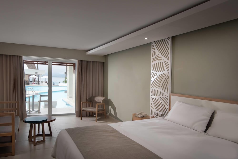 Swim Up, Junior Suite, King Bed, Ocean View, Balcony
