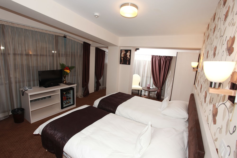West Plaza Hotel 13/39
