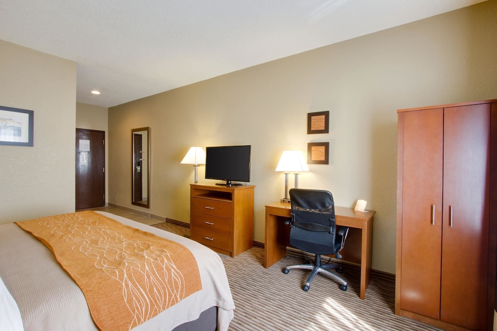 Comfort Inn & Suites Bellevue - Omaha Offutt AFB 7/42