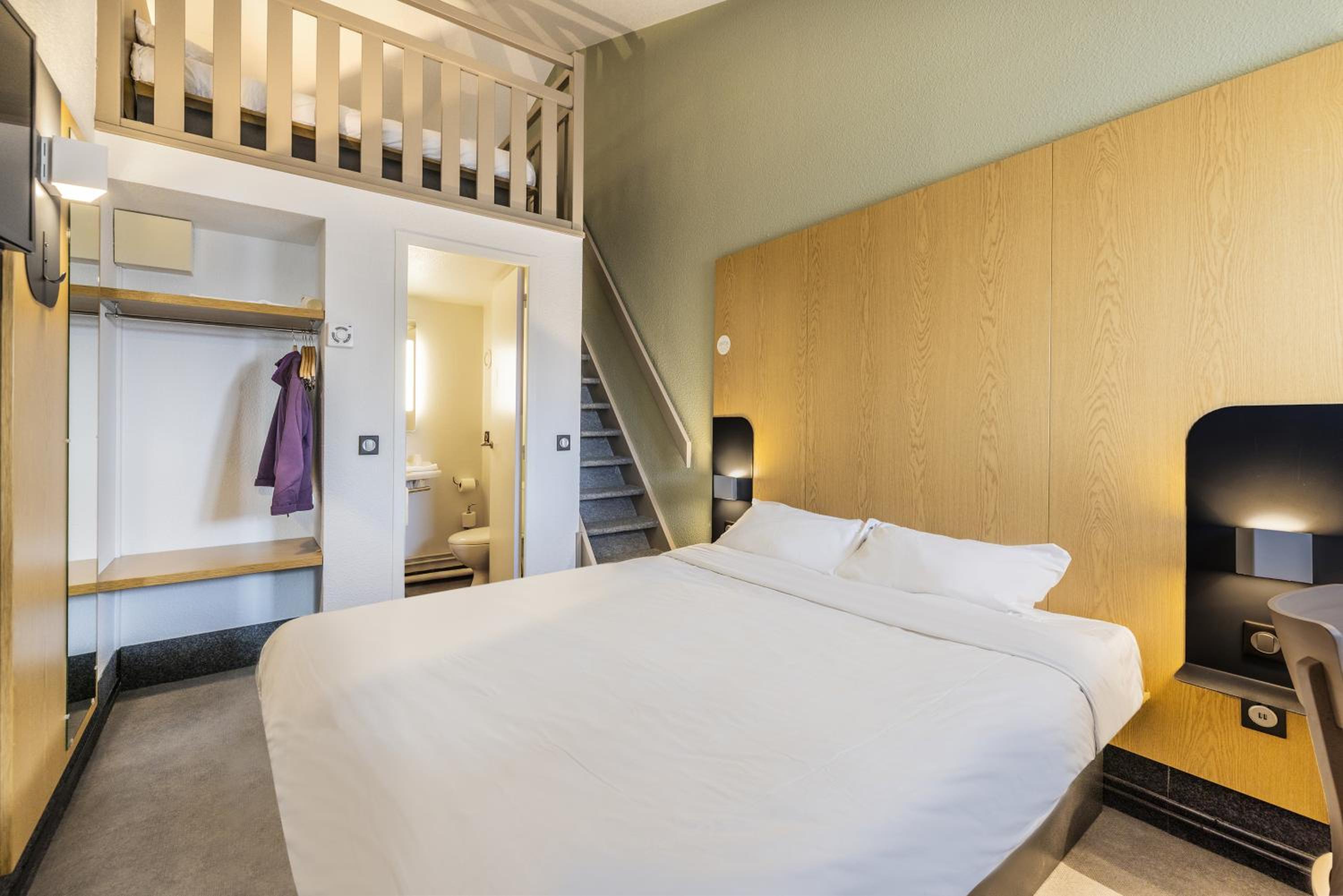 ROOM, QUADRUPLE