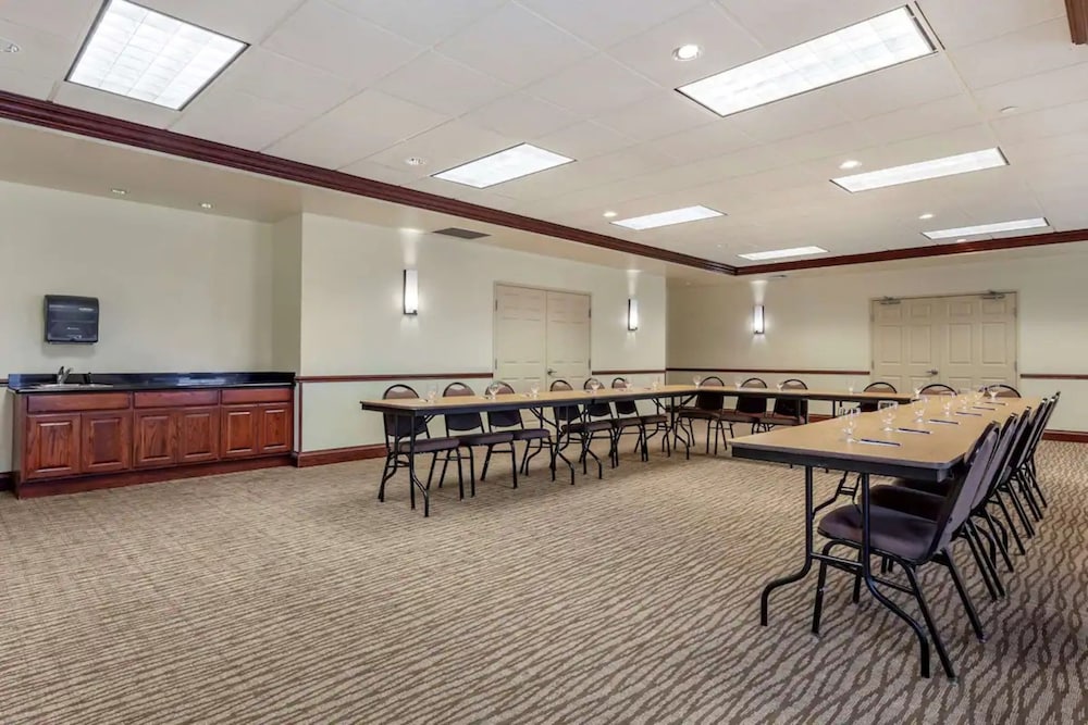 Holiday Inn Express And Suites Milwaukee Nw Park Place 63/79