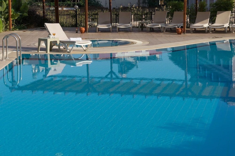 Mene Suites 27/33