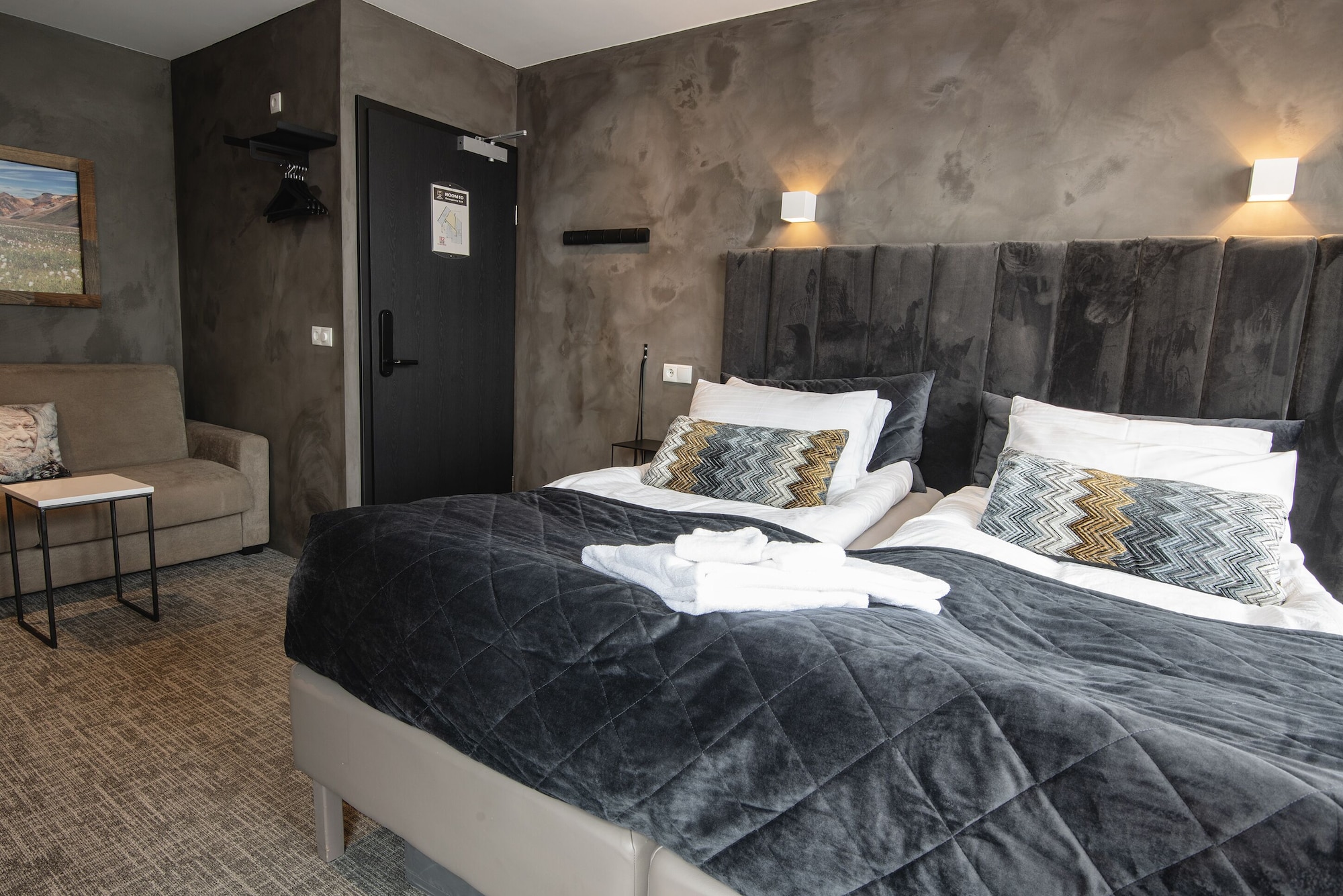 ROOM, QUADRUPLE