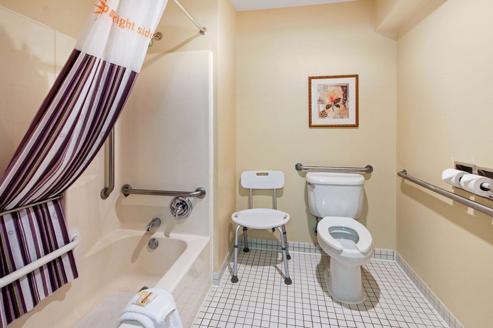 La Quinta Inn & Suites by Wyndham Albuquerque Journal Ctr NW 18/49