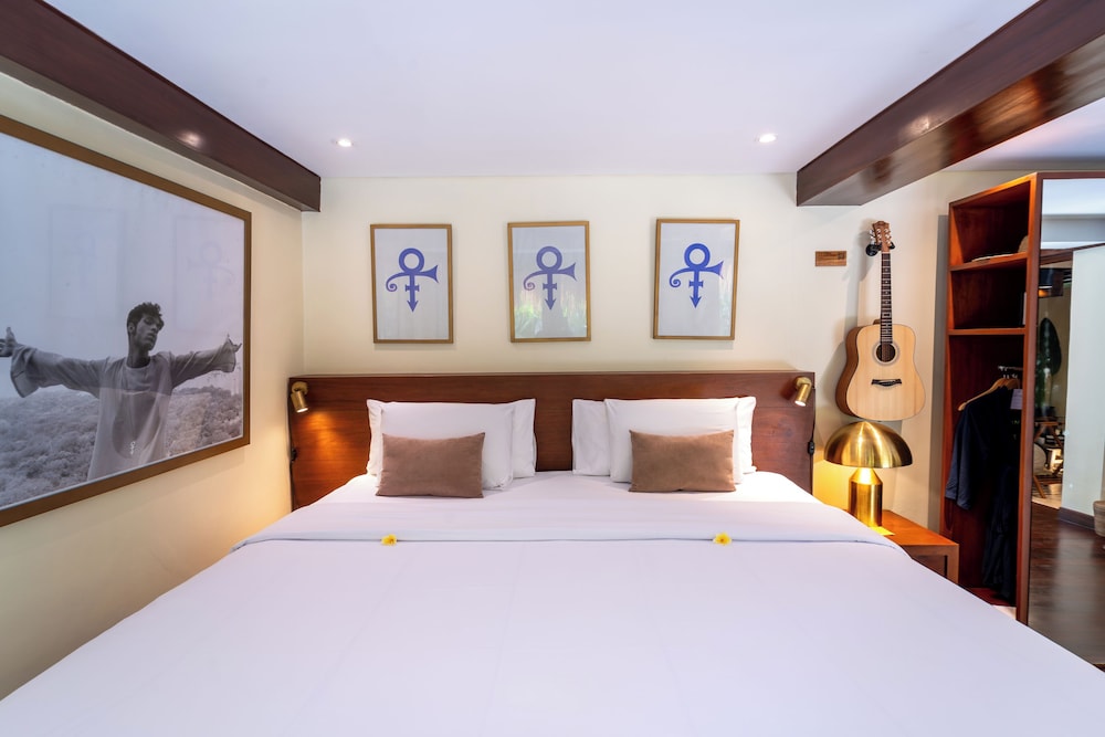 Pool, Sanctuary, King Bed