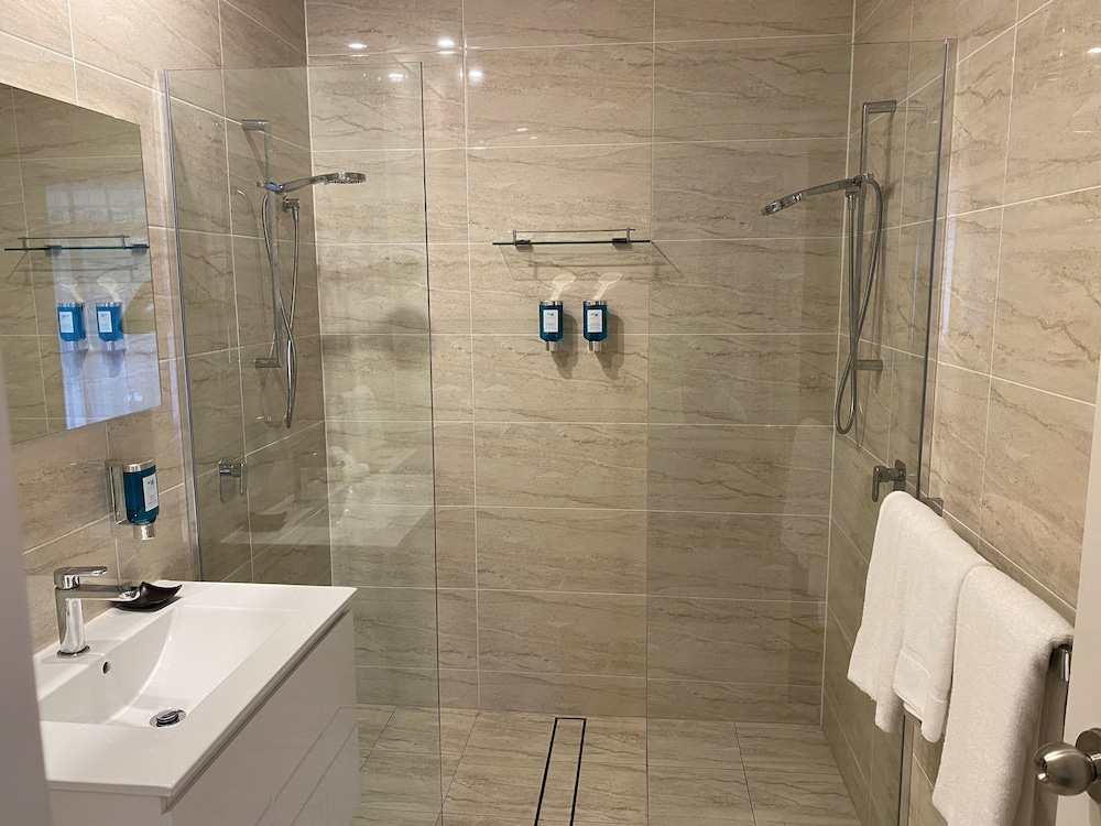 Belmore All-Suite Hotel 51/54