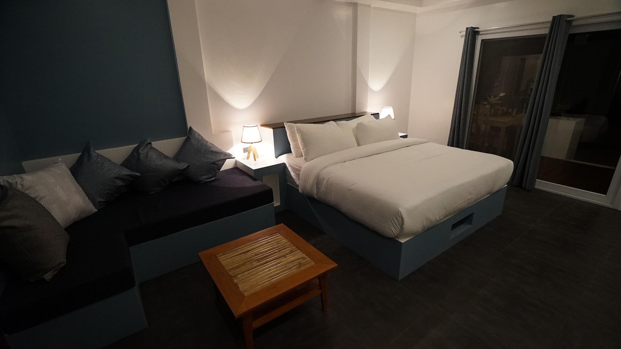 غرفة ديلوكس ثلاثية بسرير كينج مع أريكة، Amihan Resort 2/10
