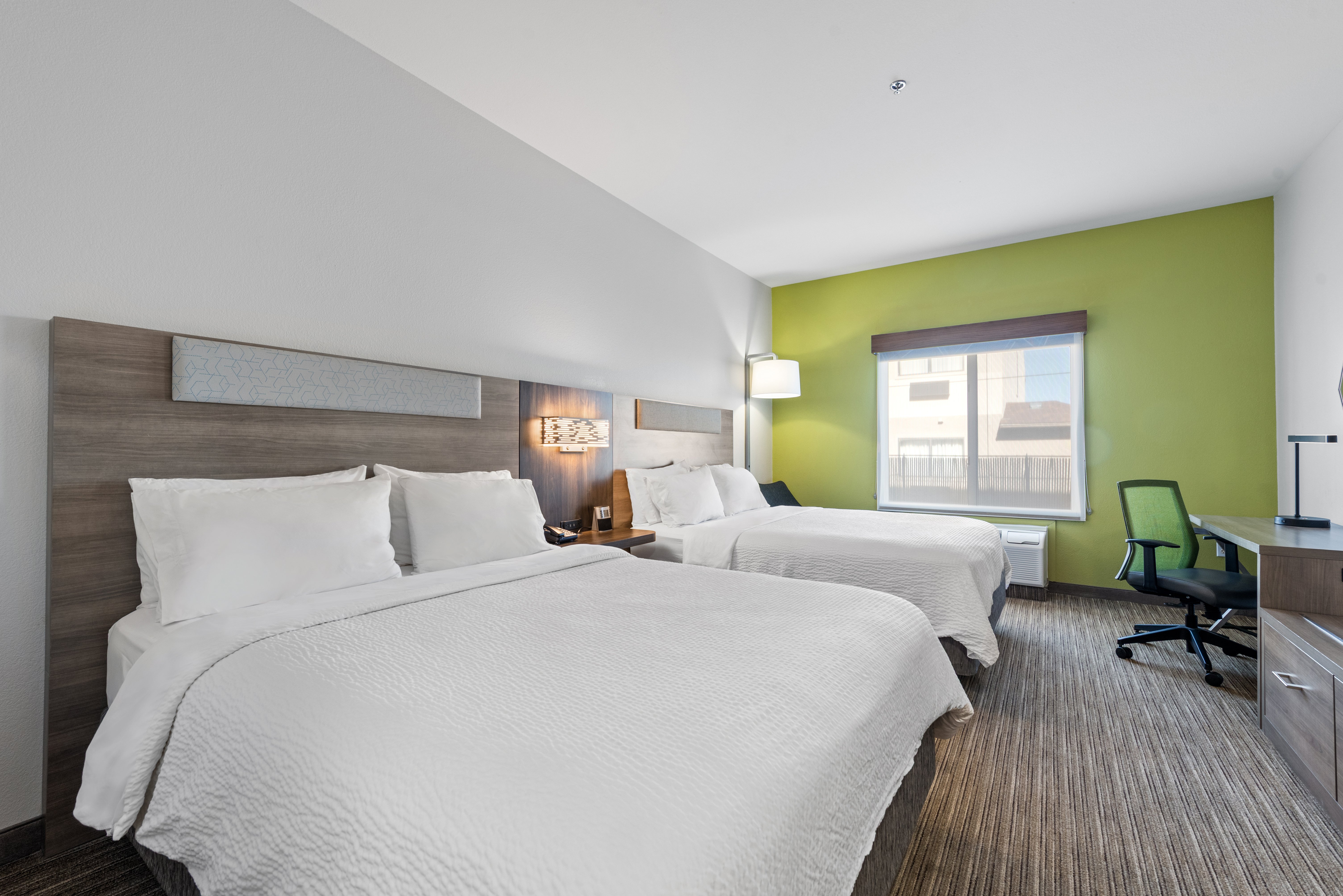 Holiday Inn Express Hotel & Suites Lamar 18/78