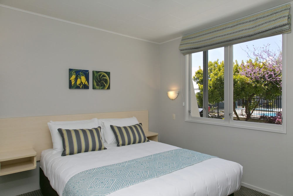 2 BEDROOMS, APARTMENT, POOL SIDE