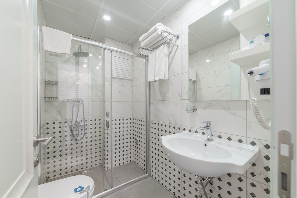 غرفة ديلوكس رباعية بسرير مزدوج وسرير فردي مع أريكة، Dam Hotel Lara 4/4
