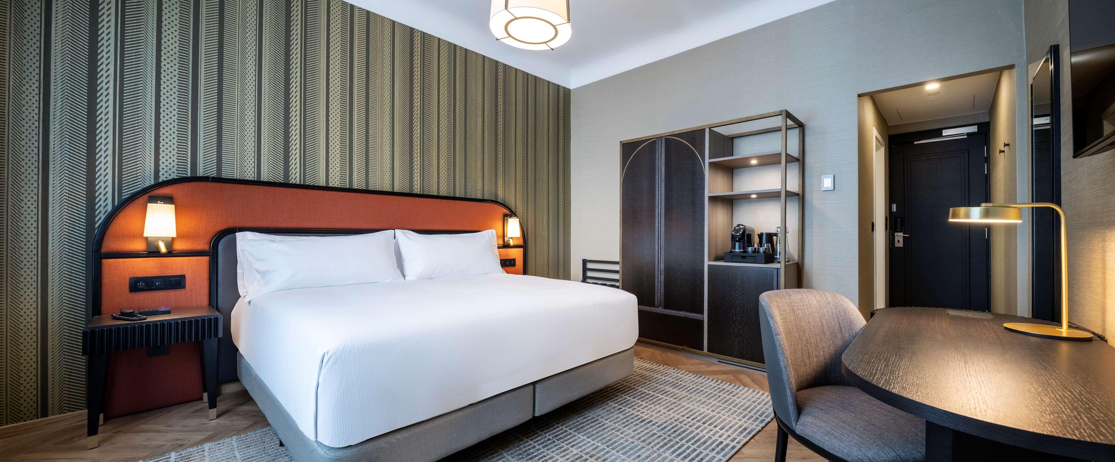 DELUXE, KING BED, WITH VIEW, ACCESSIBLE