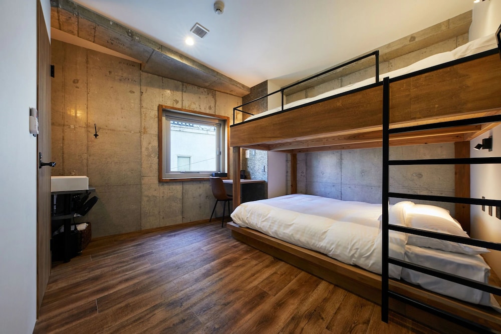 STANDARD, 2 DOUBLE BEDS
