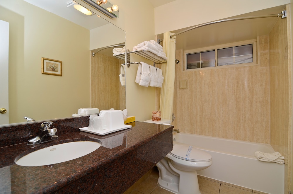 Standard, Queen Bed, Rodeway Inn Convention Center 5/5