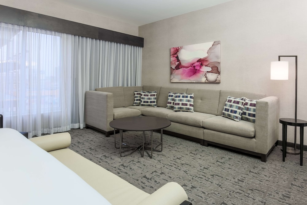 DOUBLETREE BY HILTON EVANSVILLE 38/74