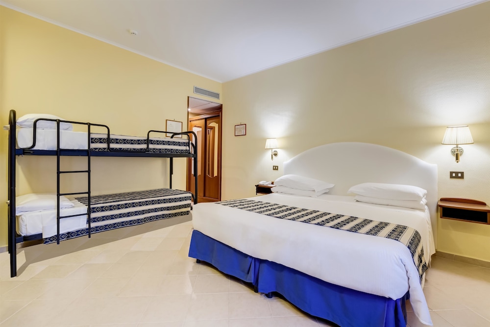 1 Queen Bed, Economy Room, Bunk Beds For Two People