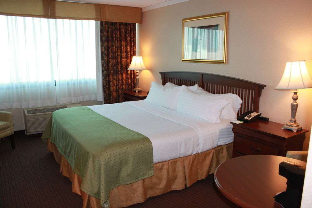 Days Inn by Wyndham Warren 6/26