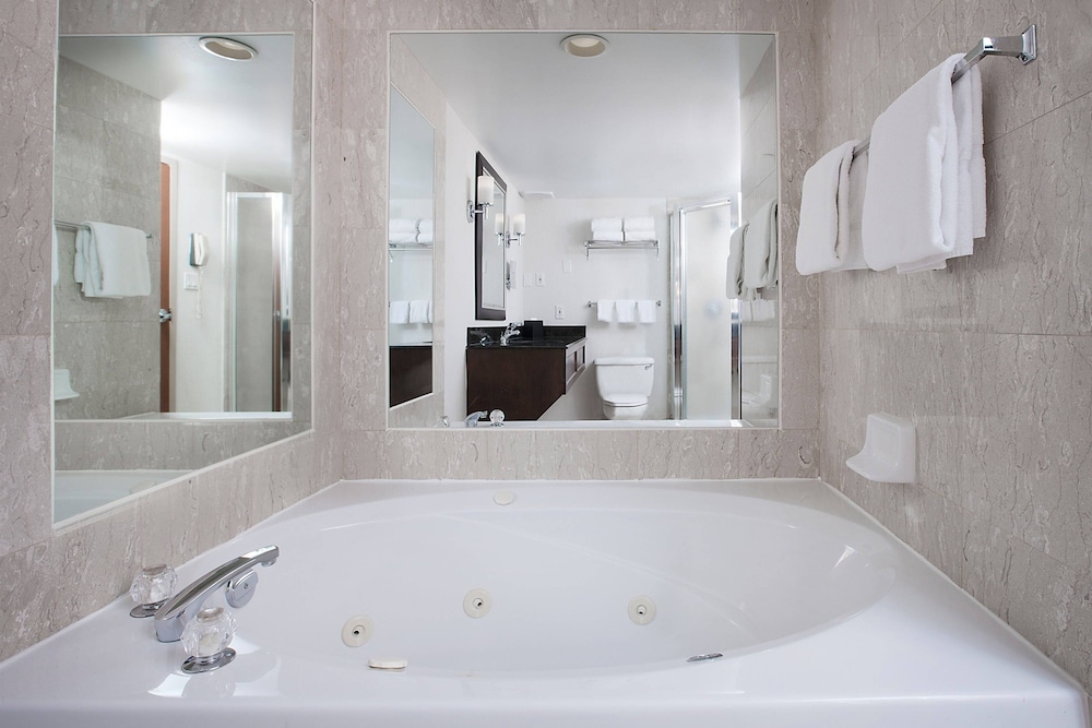 Room, King Bed, Falls View, Sofa, Jetted Tub, Balcony, High Floor 2/3