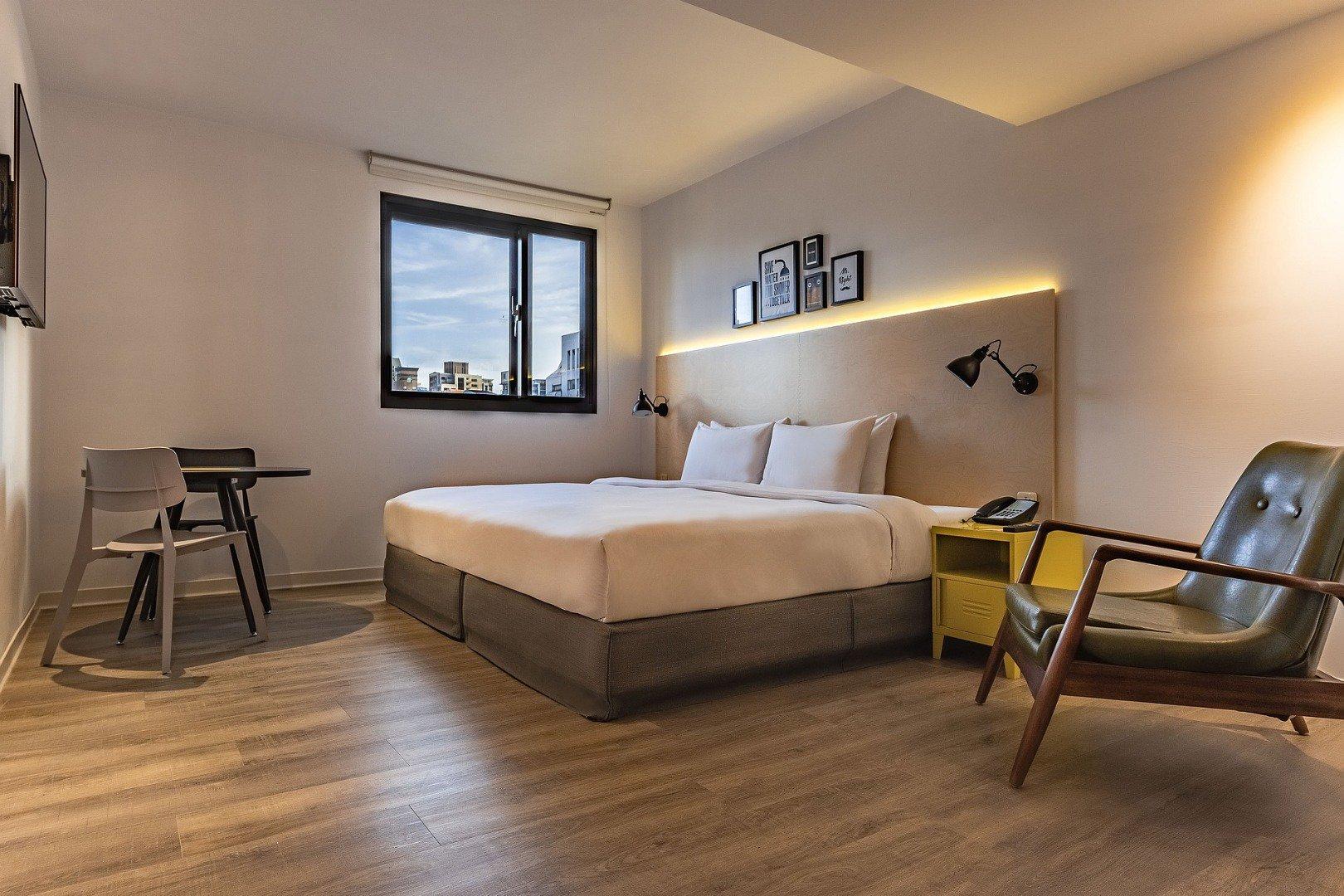 ROOM, KING BED, LARGE