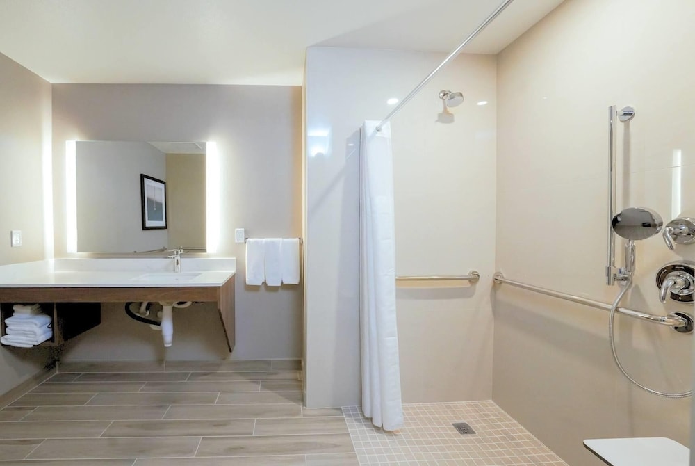 La Quinta Inn & Suites by Wyndham Santa Cruz 46/47