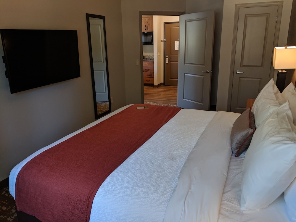 GrandStay Hotel & Suites Sisters 9/33