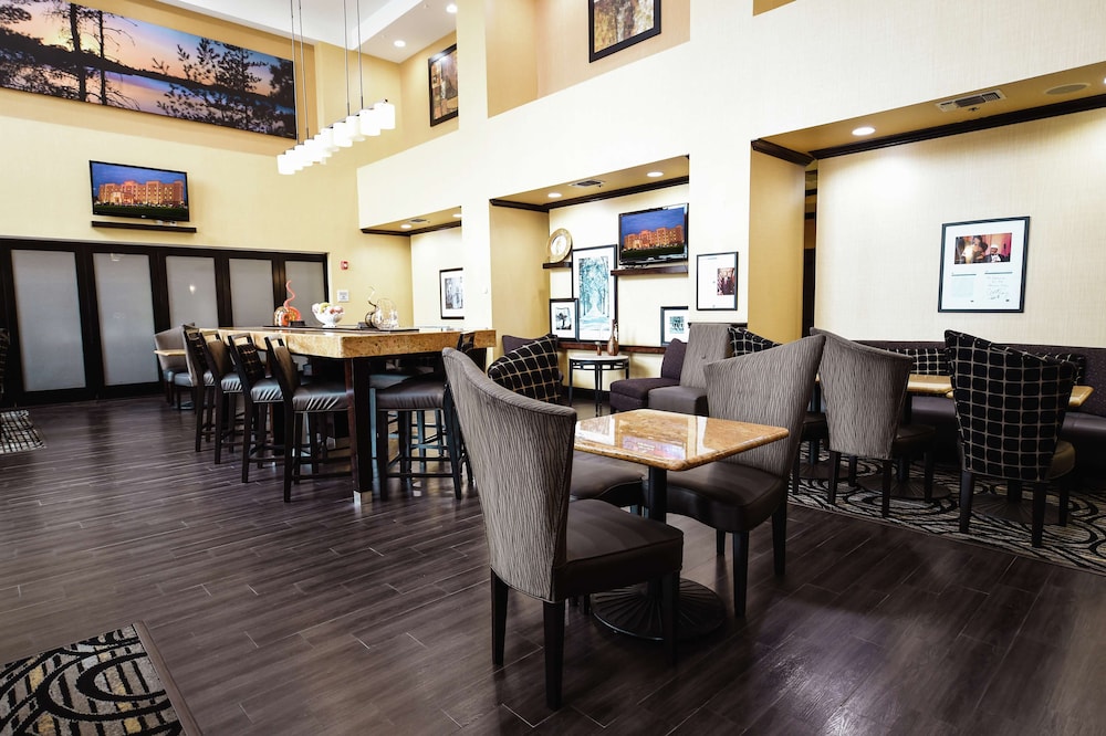 Hampton Inn And Suites Pine Bluff 39/46