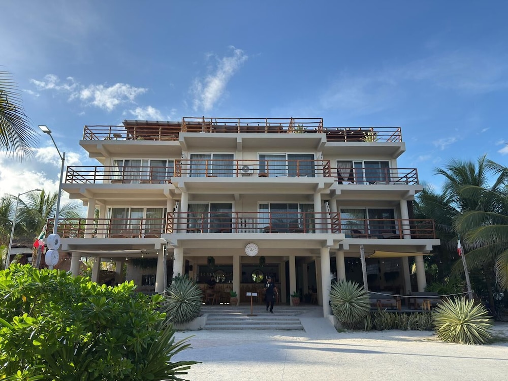 Noah Beach Hotel and Suites 4/55