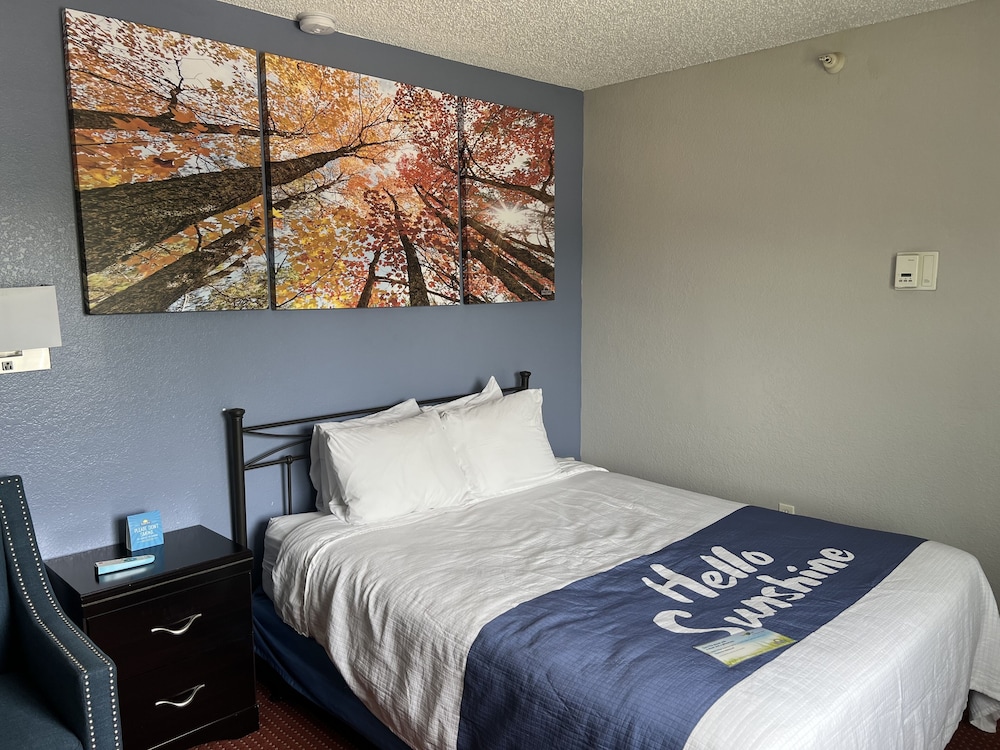 Days Inn & Suites by Wyndham Green Bay WI. 9/38