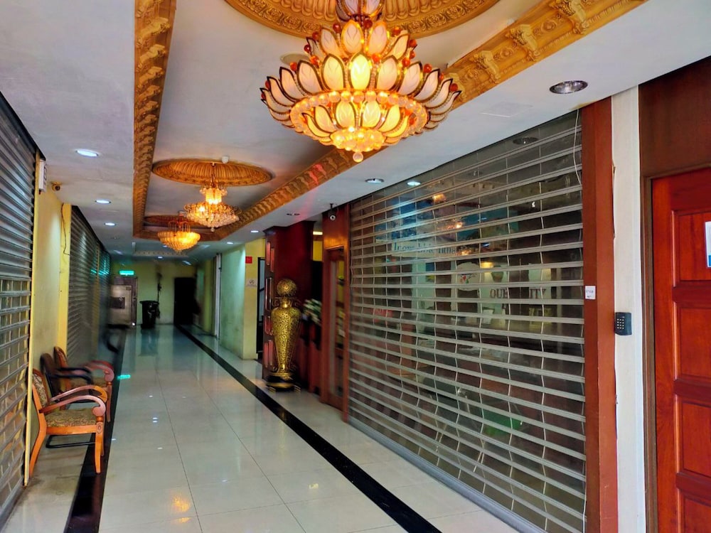 OYO 998 Queen City Hotel 12/50