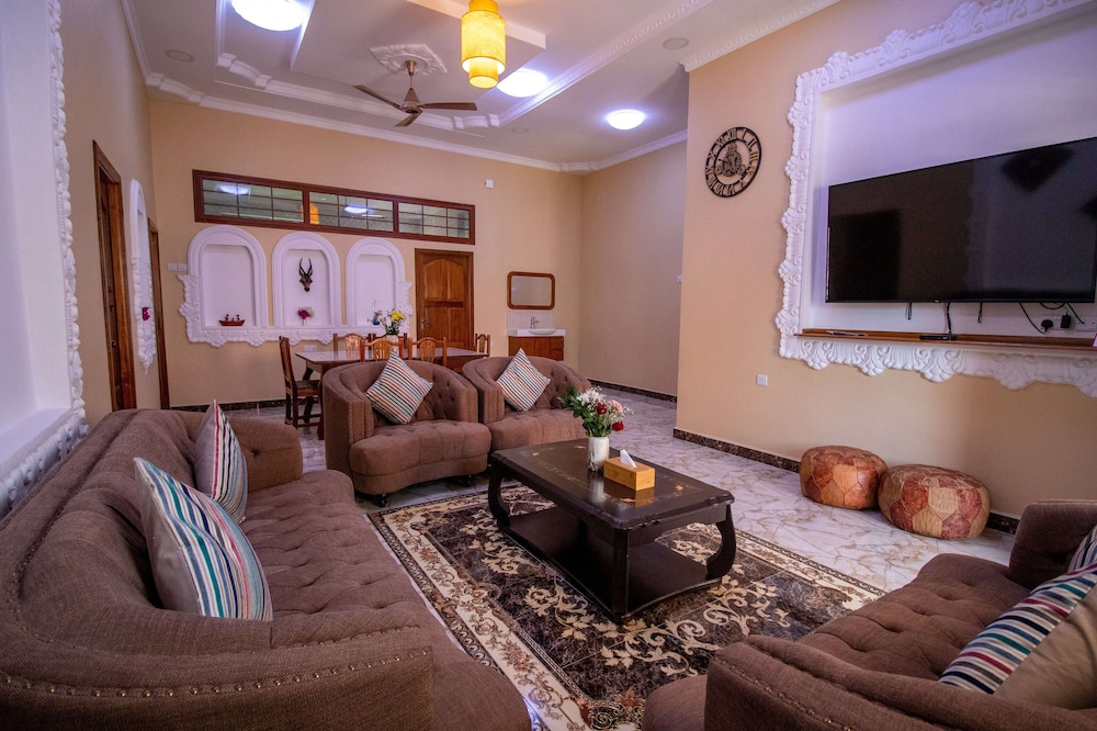 Sunny Palms Beach Bungalows 44/65