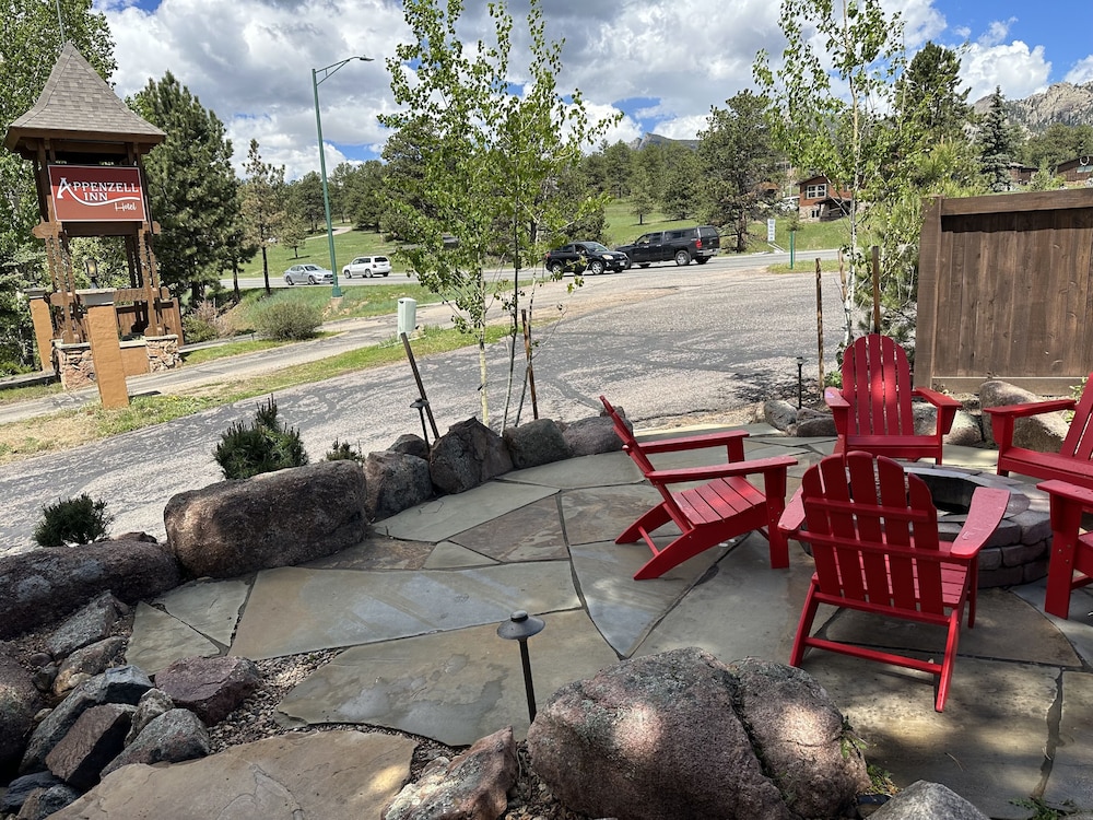 Estes Mountain Inn 67/70