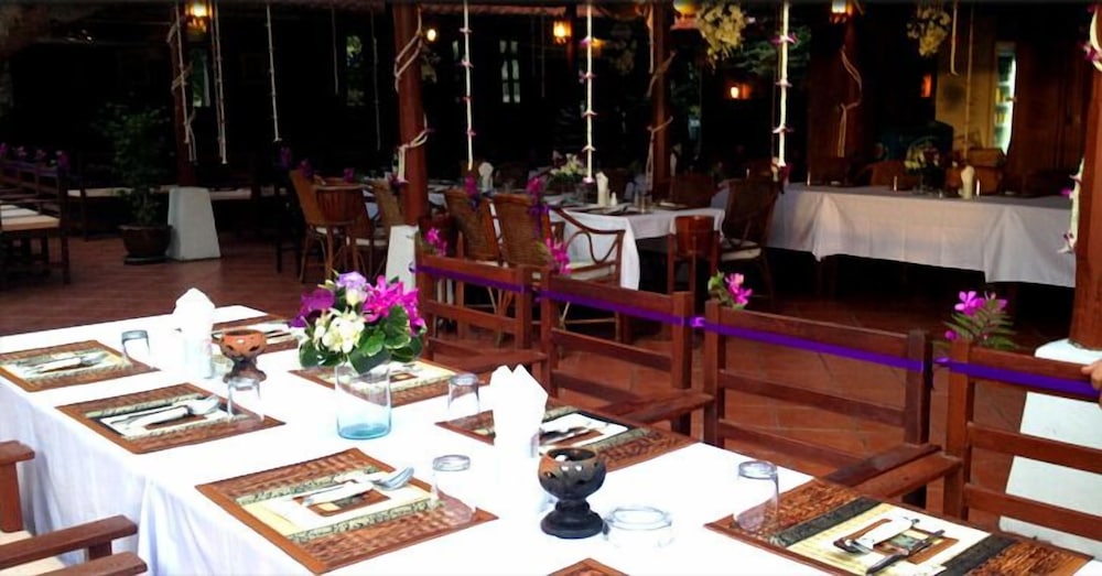 Harry S Bungalows Restaurant 18/36