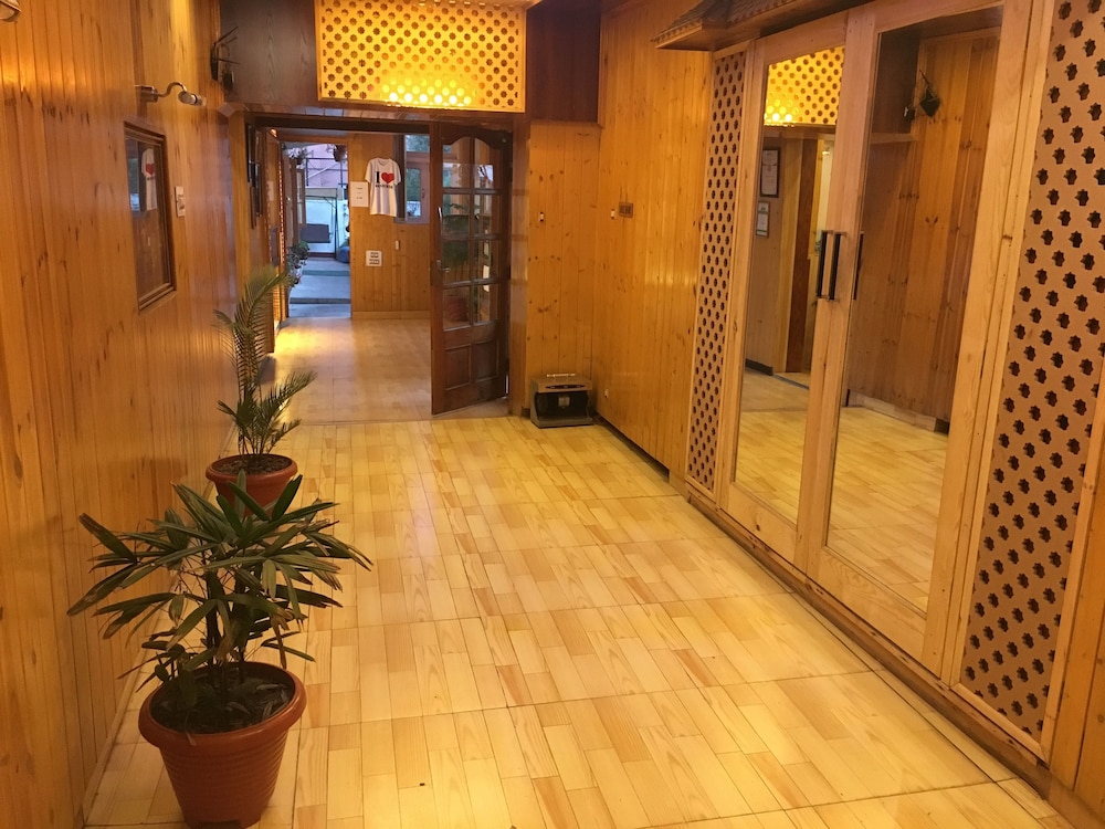 Walisons Hotel 7/41