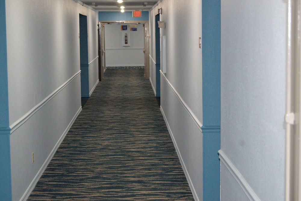 Days Inn & Suites by Wyndham Sikeston 7/51