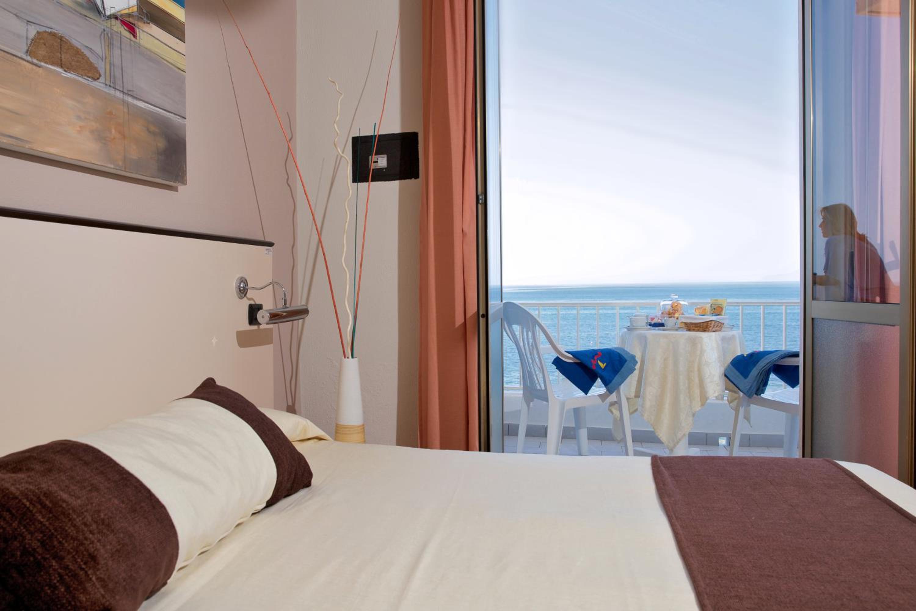 غرفة بسرير مزدوج بإطلالة على البحر، Hotel Mediterraneo Mhm 5/8