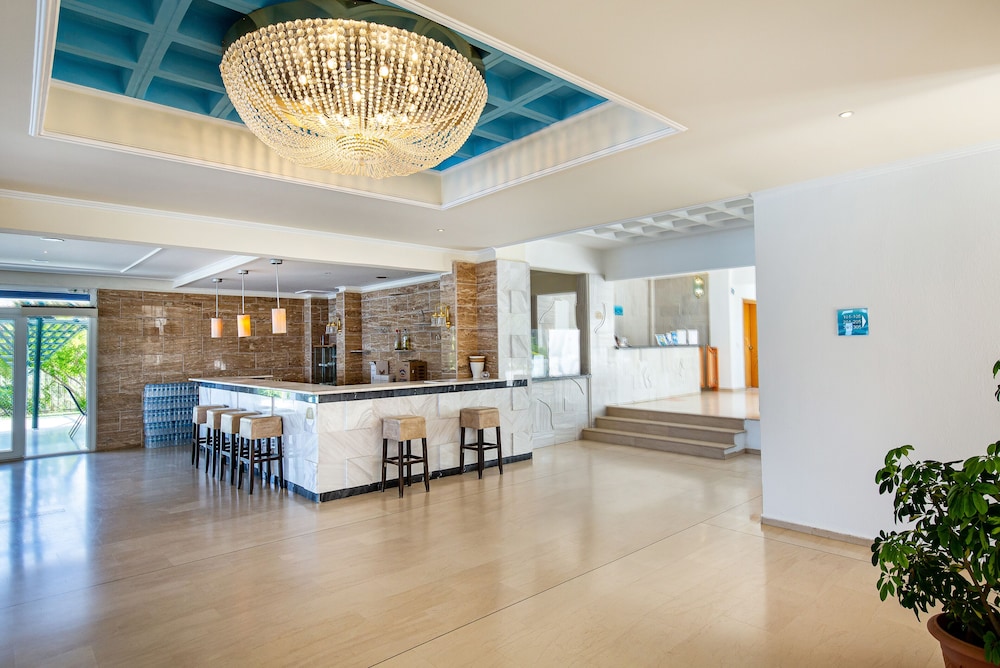 Kamari Beach Hotel 10/65