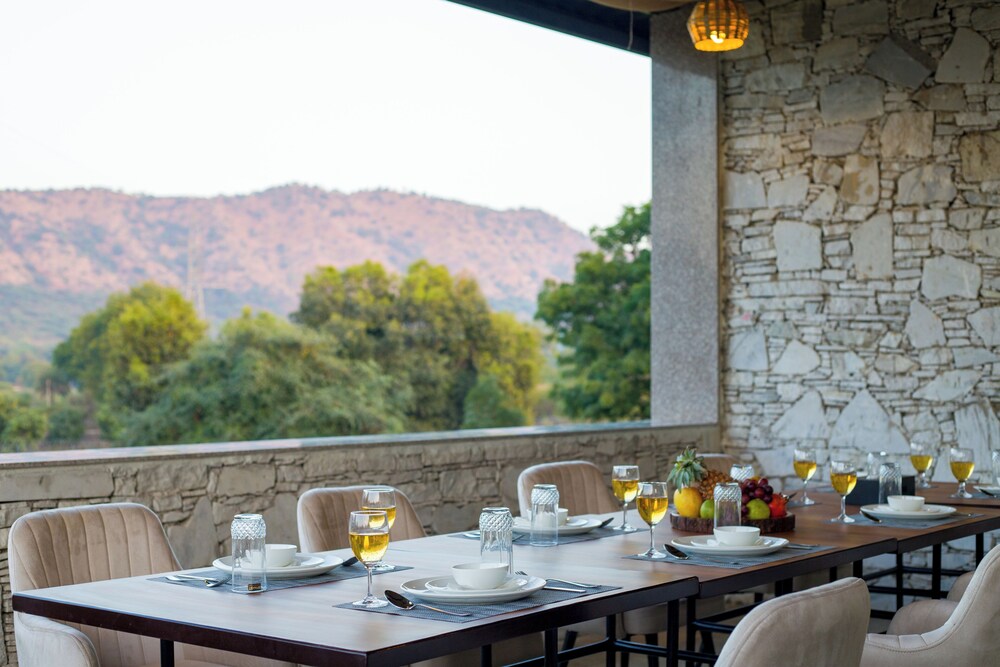 ELIVAAS Cows and Cuddles 4 BHK with Pvt Pool and Garden 47/68