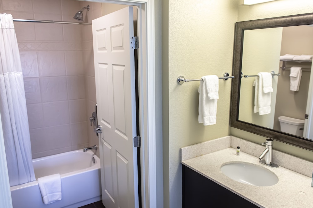 Staybridge Suites Minot 15/62