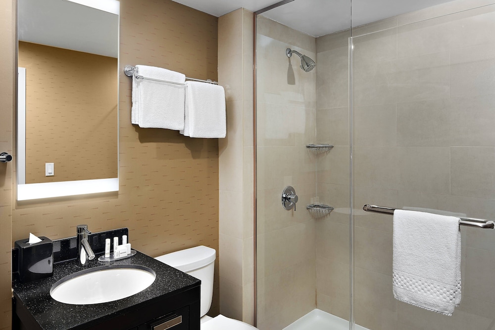 غرفة بسرير كينج بإطلالة على المدينة في طابق مرتفع، Fairfield Inn And Suites New York Manhattan Chelsea 2/2